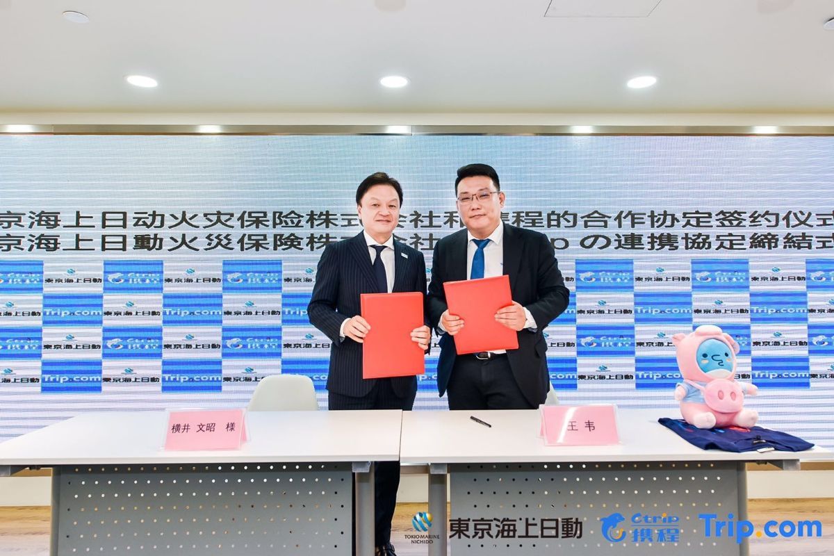 Managing executive officer of Tokio Marine Nichido, Fumiaki Yokoi (left), and vice president of Ctrip Group Wang Wei at the signing ceremony.